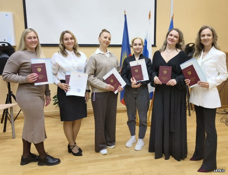 Нажмите для увеличения на фото выпускники, получившие красный диплом.