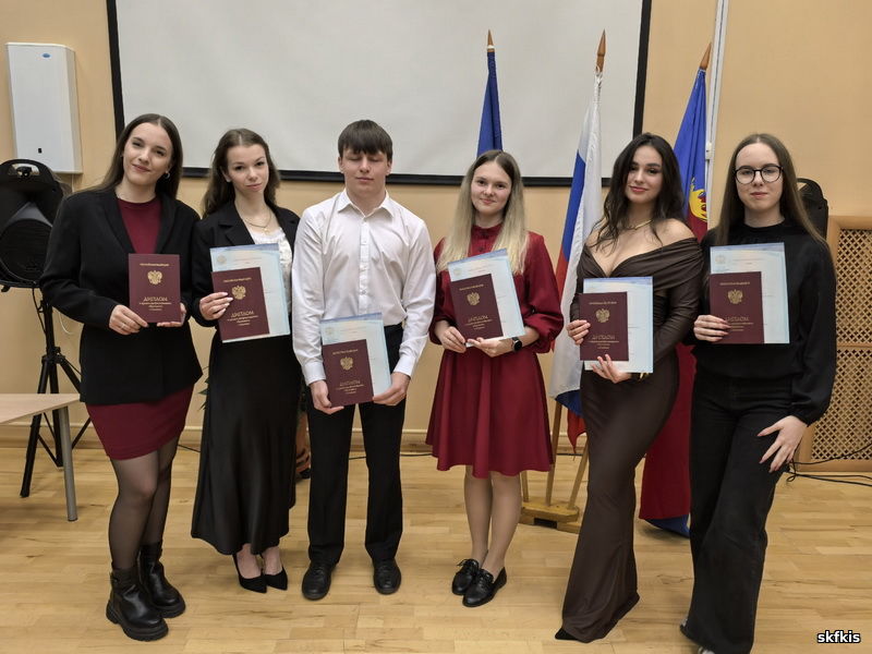 Нажмите для увеличения на фотографии 6 выпускников, получивших красные дипломы