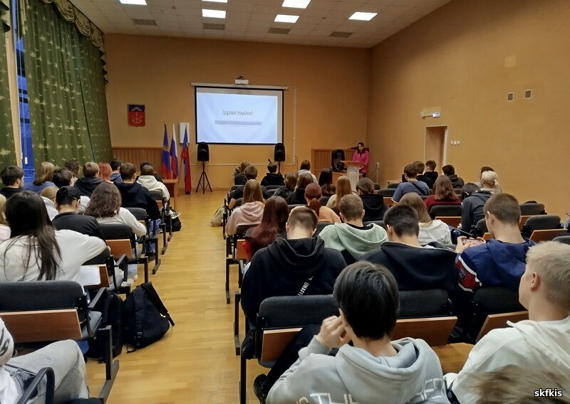 Нажмите для увеличения Перед заполненным студентами актовым залом выступает специалист ТО Управления Роспотребнадзора