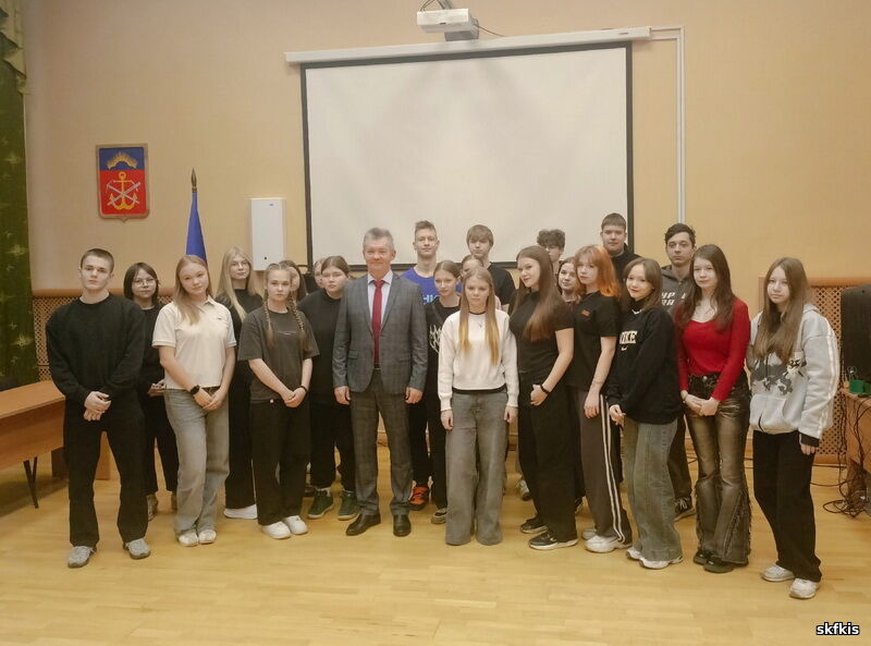 Нажмите для увеличения Совместное фото студентов, участников мероприятия, с федеральным судьей