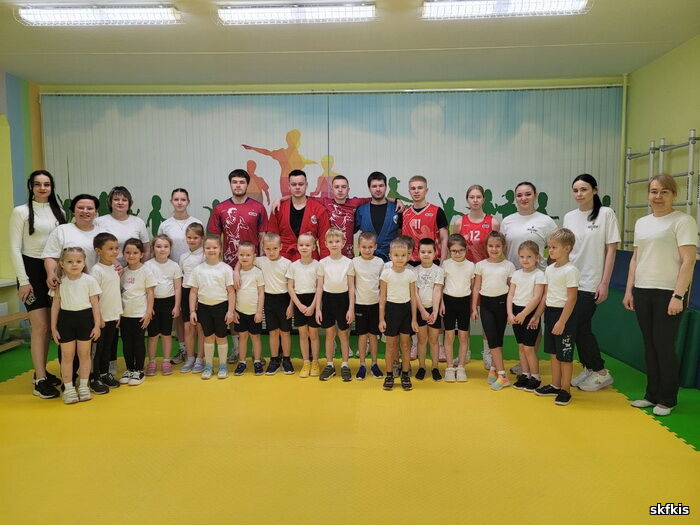 Нажмите для увеличения общее фото студентов СКФКиС с дошкольниками МАДОУ № 30